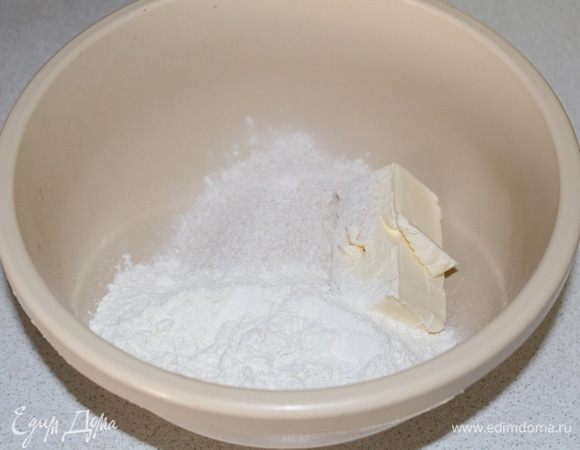 Из муки, масла, соли и воды замесить тесто. Убрать в холодильник, пока делаете начинку.