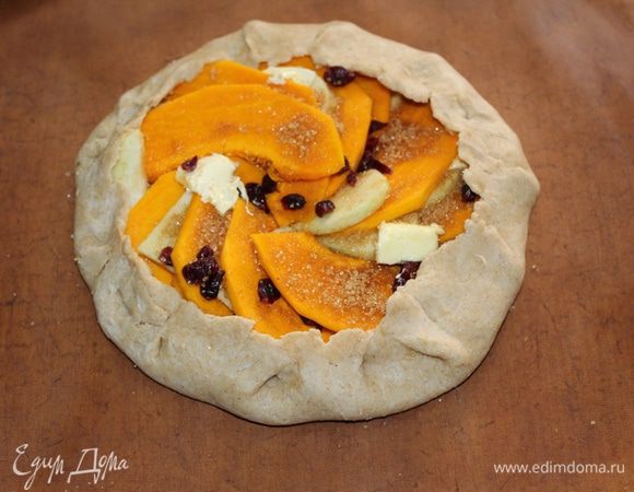 Завернуть края галеты, добавить вяленую клюкву, отправить в духовку на 25 — 30 минут при 180°С.