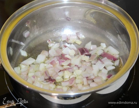Красный лук и чеснок мелко нарезать и потушить на оливковом масле до мягкости.