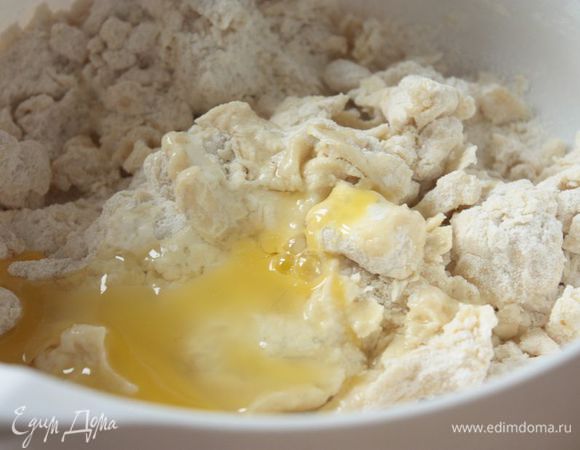 Нарежьте масло на кубики и, добавив муку с солью, порубите в комбайне или блендере в крошку. В крошку влейте яйцо с желтком и максимально быстро, в несколько заходов замесите тесто.