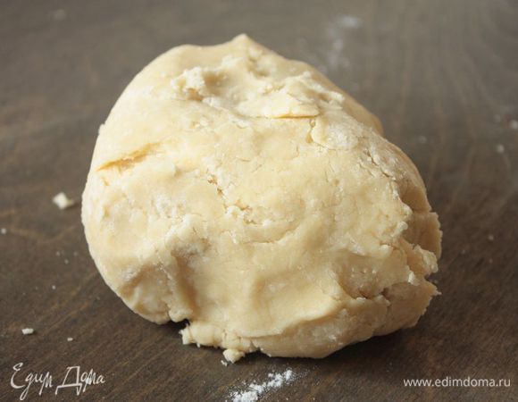 Оберните тесто пищевой пленкой и уберите на полчаса в холодильник.