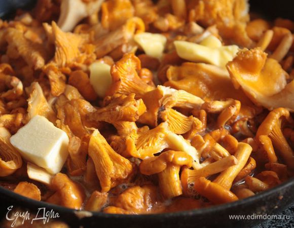 Лисички промойте, разрежьте напополам крупные грибы и потушите со сливочным маслом, пока не испарится жидкость. Если вы используете сырую утку, нарежьте ее кубиками и потушите почти до готовности. Если вы используете копченую утку, просто нарежьте ее небольшими кубиками.