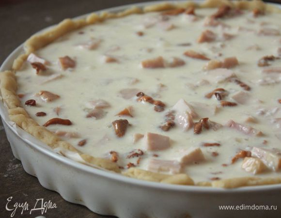 Отправьте пирог в духовку: сначала выпекайте 10 — 15 минут при 180°С, затем убавьте температуру до 150°С и выпекайте еще 30 — 40 минут до готовности. Горячий пирог достаньте из духовки и дайте ему остыть, после чего подавайте к столу. Приятного аппетита!