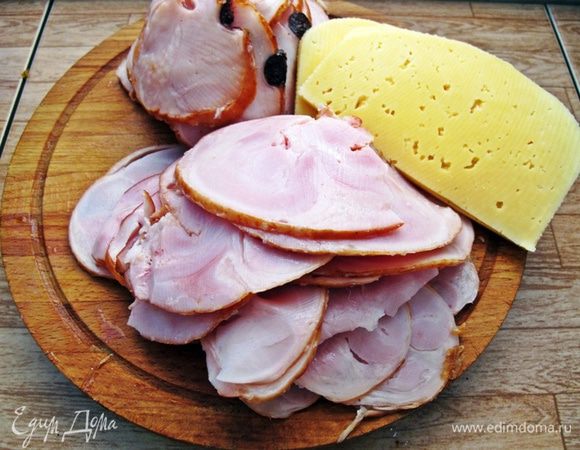 Нарезать тонко ветчину и сыр.