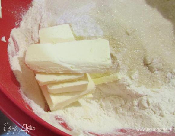 В миске смешать муку, сахар и сливочное масло.