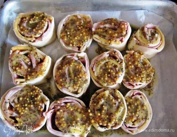 Рулетики с помощью кисти хорошо смазать масляной смесью.