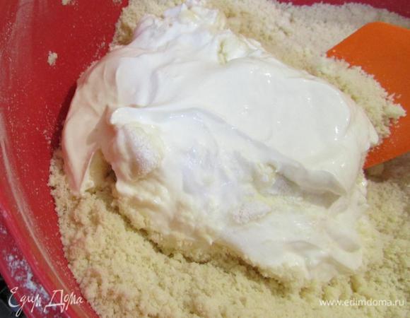 Добавить разрыхлитель теста и сметану.