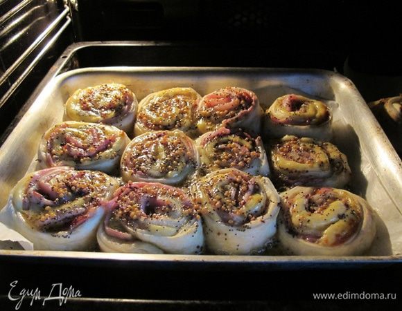 Выпекать в горячей духовке при 180°С до зарумянивания, около 20 — 25 минут.