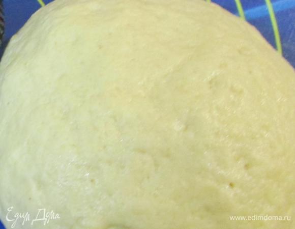 Замесить мягкое тесто. Накрыть салфеткой и оставить на 20 минут.