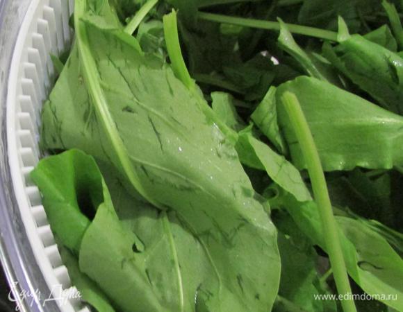 Этим временем приготовить начинку. Щавель и мяту хорошо промыть в кипяченой холодной воде и обсушить.