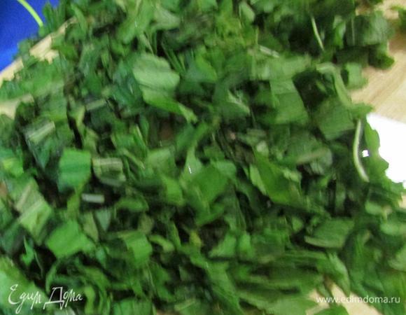 Отделить листья мяты от стеблей. Мелко нарезать.