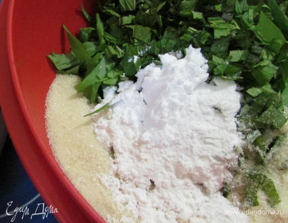 В миске соединить щавель, измельченную мяту, сахар и крахмал. Все перемешать. Начинка готова.