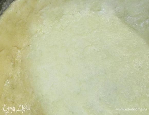 Разъемную форму 26 см (у меня 22 см) слегка смазать сливочным маслом и припылить мукой. Лишнюю муку стряхнуть. Тесто разделить на две части. Большую часть выложить в форму, формируя бортики.