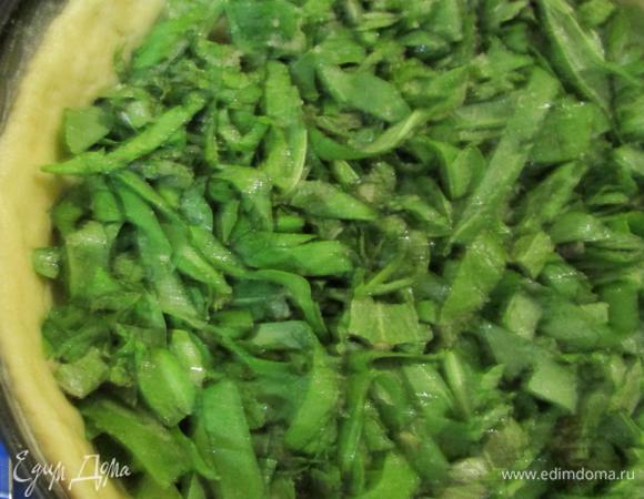 Затем выложить начинку.