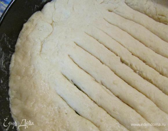 Второй частью теста накрыть пирог, защипывая края. В середине пирога сделать надрезы или дырочку, чтобы выходил пар.