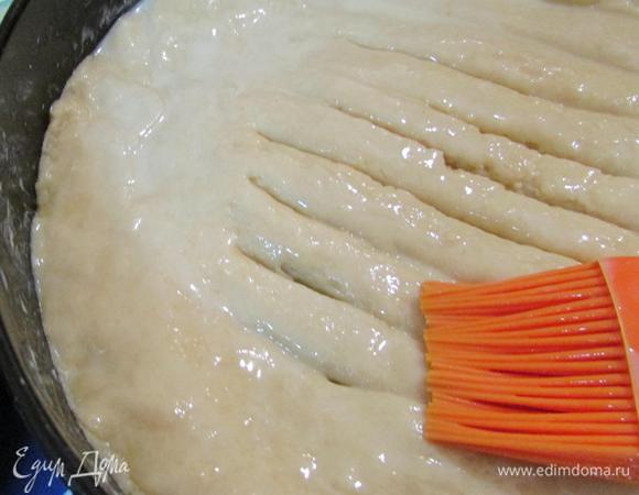 Смешать молоко и яйцо. Сверху смазать пирог молочно-яичной смесью. Поставить в разогретую духовку до 200°С. Выпекать 45 — 50 минут.