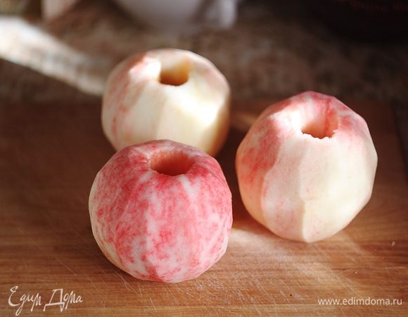 Для начала нужно вымыть яблоки и очистить их от кожуры и семечек. Я брала штрифель, вы можете использовать любые сладкие сорта, они сюда лучше идут, чем кислые. Вам понадобится 2 больших или 3 средних яблока.