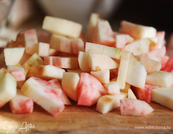 Затем нарезать яблоки небольшими кусочками. 