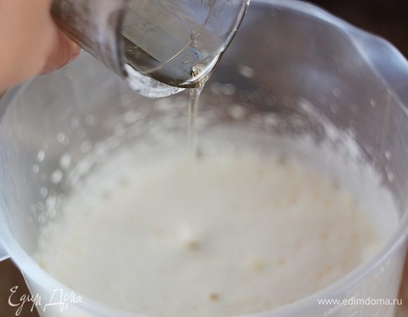Добавляем растительное масло и перемешиваем до однородности.