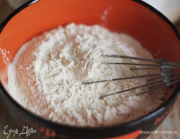 Муку смешиваем с разрыхлителем в отдельной посуде. Лучше это сделать с помощью венчика, тогда все равномерно перемешается.