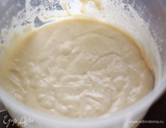 И постепенно, в несколько заходов, просеиваем муку в тесто, каждый раз хорошо перемешивая. Тесто должно получиться однородным и густым. Возможно, вам понадобиться чуть больше или чуть меньше муки, зависит от ее качества. 