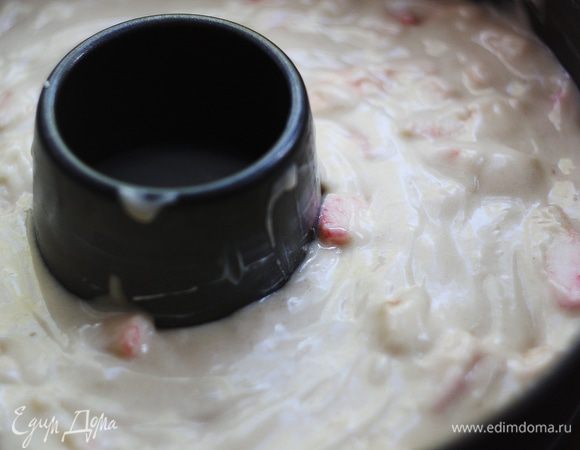 Металлическую (как у меня) или стеклянную форму предварительно смазать сливочным маслом, силиконовую просто смочить водой и выложить в нее тесто, разровнять.