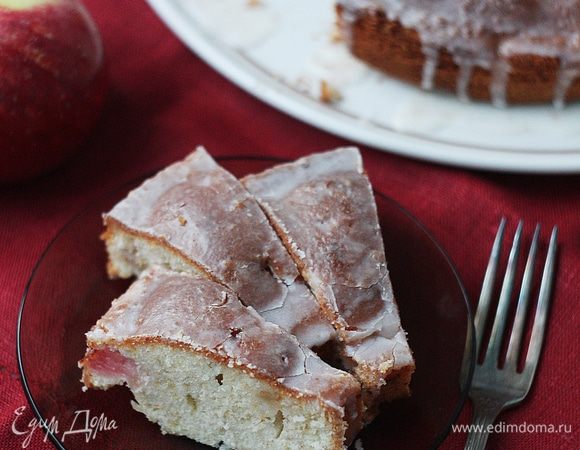 Поставить форму с тестом в разогретую до 180°С духовку и выпекать кекс 30 — 40 минут (возможно, больше или меньше, зависит от вашей духовки). Готовность проверить сухой деревянной палочкой или зубочисткой, если она сухая, то кекс готов. Готовый кекс остудить в форме, затем перевернуть на блюдо и украсить по своему желанию. Я полила сверху марципановой глазурью Dr. Oetker.