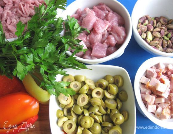 Бедра индейки разделить на две неравные части (320 грамм индейки нарезать на мелкие кубики, остальную часть прокрутить через мясорубку). Перец запечь в фольге при температуре 200°С в течение 25 минут. Я обычно запекаю пару-тройку перцев, они пригодятся для салата или другого блюда, и беру небольшой кусочек для террина. 
Петрушку помыть, просушить, измельчить. Оливки (без косточек) нарезать кружочками, грудинку — кубиками. Фисташки очистить.