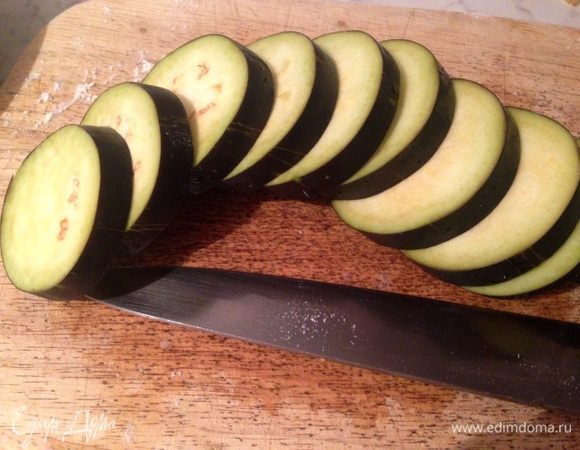 Баклажаны помыть и нарезать колечками.