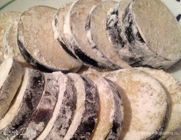 Смешать муку с солью. Обвалять в ней баклажаны.