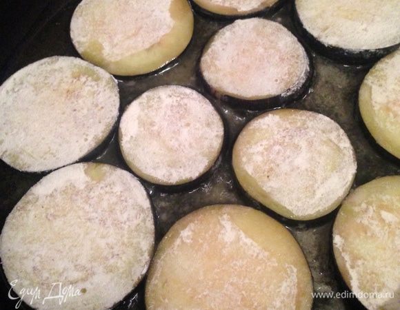 Сковороду накалить и обжарить на растительном масле колечки баклажанов с обеих сторон до румяной корочки.