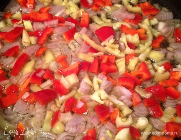 Лук и болгарские перцы помыть, очистить и нарезать мелким кубиком. Обжарить на растительном масле до мягкости. У меня 2 желтых и 2 красных перца.