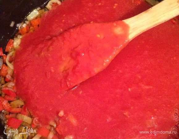 Добавить томаты в собственном соку от ТМ «Помидорка». Тушить соус 5 — 7 минут. Приправить солью и перцем.