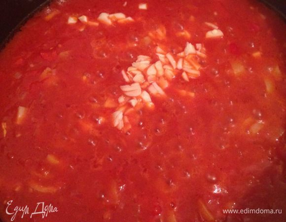 Добавить рубленый чеснок.