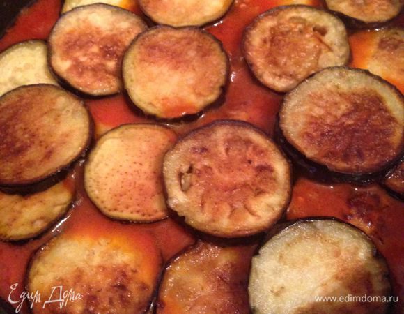 Выложить в соус обжаренные баклажаны и тушить под крышкой на слабом огне еще 5 минут. Готовое блюдо посыпать рубленными кинзой и грецкими орехами.