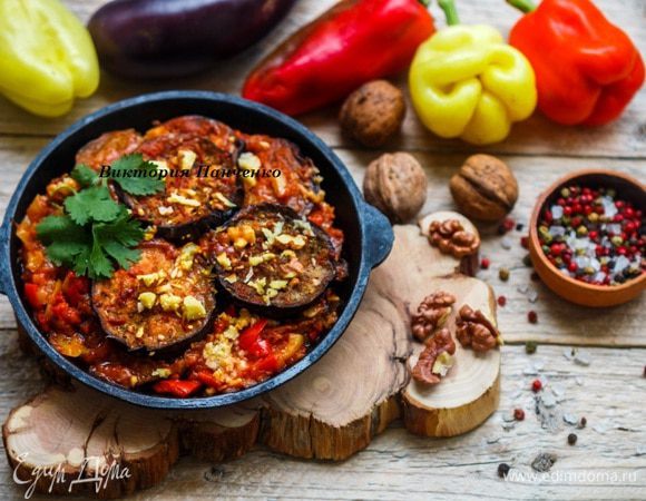 Как вариант, можно выложить колечки баклажанов в порционные формы, залить соусом и запечь в духовке в течение 5 минут при температуре 180°С.