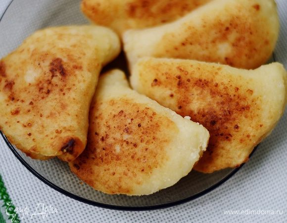 Жарим пирожки на среднем огне в достаточном количестве масла, часто переворачивая, чтобы не подгорели. Сверху должна образоваться золотистая хрустящая корочка. Пирожки готовы!