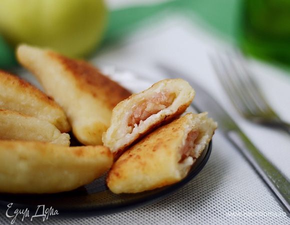 Снаружи хрустят, а внутри мягкие и сочные от яблок, красота!
Приятного аппетита!
