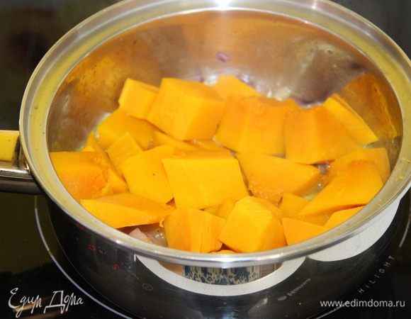Добавить тыкву, нарезанную кусочками, потушить минут 5 — 7.