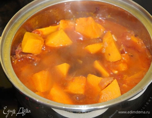 Долить кипяченной воды, бальзамик, сахар, посолить, поперчить по вкусу. Варить 10 — 15 минут до мягкости тыквы.