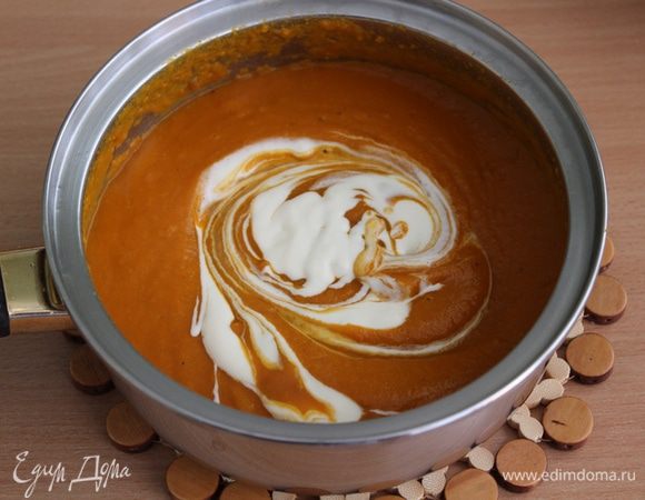 Тыквенный суп пюрировать, добавить сливки, перемешать.