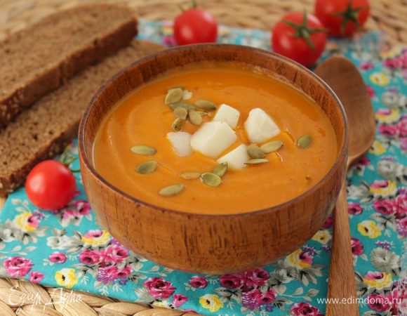 Подавать с кусочками феты и обжаренными на сухой сковороде тыквенными семечками.