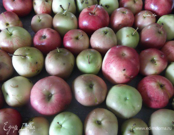 Уложить на противень, застеленный пекарской бумагой, плотно друг к дружке. Сбрызнуть для придания дополнительного аромата маслом грецкого ореха от Biolio.