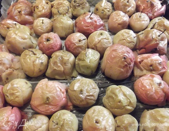 Запекать в разогретой до 180°С духовке до мягкости. Виктория пишет, что 15 — 20 минут будет достаточно. Но мне понадобилось минут 40. Антоновка должна быстрее стать мягкой.

Можно перед запеканием яблоки почистить. Это ускорит процесс, но сама пастила получится на выходе темнее.