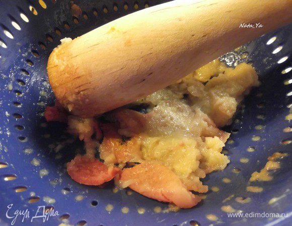 Далее протираем яблоки через сито с помощью толкушки или ложки. Кожура и сердцевинки при этом останутся в сите, а мякоть попадет в подставленную внизу миску. Металл использовать крайне нежелательно, потому что он окислит яблоки и пюре потемнеет. Я использовала пластиковый друшлаг и деревянную толкушку.