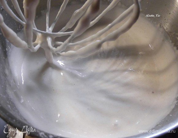 Яблочное пюре взбить на макимальной скорости миксера вместе с сахаром в течение 10 минут. Оно станет еще светлее и увеличится в объеме.