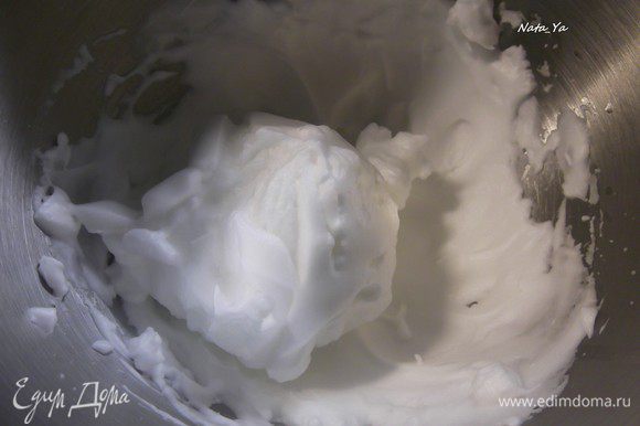 Взбить белки в крепкую пену со щепоткой соли.