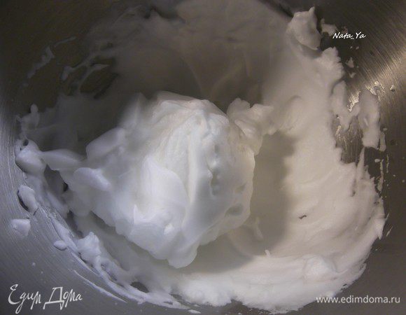 Взбить белки в крепкую пену со щепоткой соли.