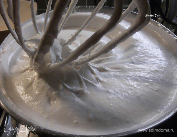 Соединить яблочное пюре с белками и взбивать еще 10 минут. На фото видно, насколько увеличилась масса. Если у вас маленькая чаша у миксера, то лучше разбейте на 2 раза.