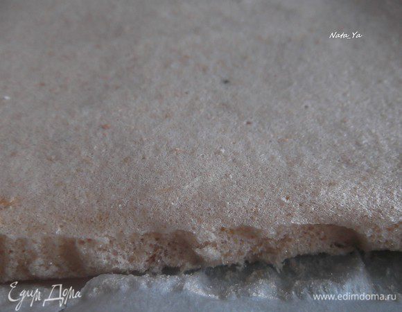 Вот так на краешке.

Ставим второй противень с пастилой выпекаться в духовку.
Переворачиваем нашу готовую пастилу на пекарскую бумагу и отделяем верхнюю бумагу от пастилы. Если бумага плохо отделяется, то можно смочить ее немного водой. У меня отделилась достаточно легко. Иногда я поддевала ее кончиком ножа.